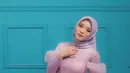 Selain dikenal sebagai penyanyi, Putri Delina juga piawai berpose di depan kamera. Ketika menjalani sebuah pemotretan, ia tampil totalitas bak seorang model hijab. Adik Rizky Febian ini tampil menawan dengan gaun berwarna ungu.(Liputan6.com/IG/@putridelinaa)