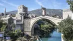 Aksi atlet loncat indah asal Mexico, Sergio Guzman pada ajang Red Bull Cliff Diving World Series di  Mostar, Bosnia dan Herzegovina, (23/9/2016). (AFP/RED BULL/Romina Amato)