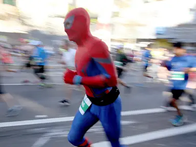 Salah satu peserta mengenakan kostum Spiderman saat berpartisipasi dalam lomba lari City2Surf Fun di Sydney, Australia, Minggu (13/8). Lomba ini merupakan acara lari santai tahunan dengan rute sepanjang 14 kilometer. (AP Photo/Rick Rycroft)