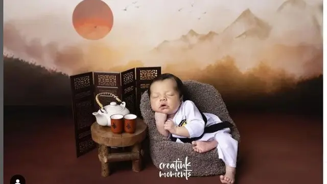 Foto keluarga Randy Pangalila bersama putranya yang baru lahir, Asher (Foto: instagram creatinkmoments/randpunk)