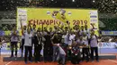 Pemain Surabaya Bhayangkara Samator merayakan kemenangan atas Jakarta BNI 46 dalam final Proliga 2019 di GOR Among Rogo, Yogyakarta, Minggu (24/12). Samator berhasil meraih juara Proliga 2019. (Bola.com/Yoppy Renato)