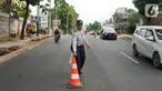 Petugas Dishub Jakarta Selatan mengatur lalu lintas di Jalan Kemang Raya, Jakarta, Selasa (29/10/2019). Sudin Perhubungan Jaksel melakukan rekayasa lalu lintas sistem dua lajur dan satu lajur di Jalan Kemang Raya bertujuan untuk mengurai kepadatan kendaraan. (Liputan6.com/Immanuel Antonius)