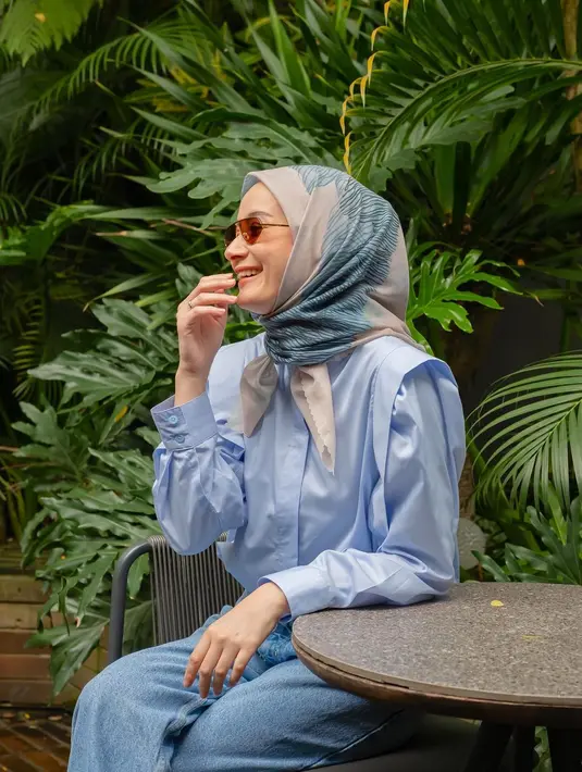 Istri Tria vokalis Cangcuters ini juga merupakan seorang ibu rumah tangga dan juga model. (FOTO: instagram.com/dhaturembulan/)