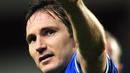 Frank Lampard menyapa fans usai Chelsea menjuarai Piala FA melawan Stoke City di Stamford Bridge, London (26/1/2014). Lampard mengumumkan pengunduran dirinya sebagai pesepak bola lewat Instagram pribadinya pada Kamis (2/2/2017).(AFP PHOTO / GLYN KIRK)
