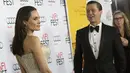 Artis Angelina Jolie berpose didampingi Brad Pitt saat acara pemutaran perdana film " By the Sea " pada malam pembukaan AFI FEST 2015 di Hollywood, California, Kamis (5/11/2015). Film " By the Sea " bergenre drama romantis. (REUTERS/Mario Anzuoni)