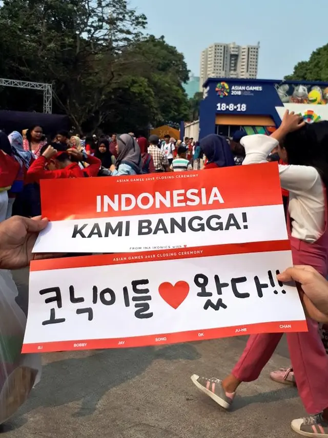 Setia Lihat Idola Sampai Hujan-hujanan, Begini Aksi Fans iKon di GBK