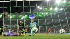 Gerard Pique (kanan)  mencetak satu gol untuk Barcelona saat bersua  Borussia Moenchengladbach pada laga grup C Liga Champions di Moenchengladbach, Jerman, Kamis (29/9/2016). (AP/Martin Meissner)