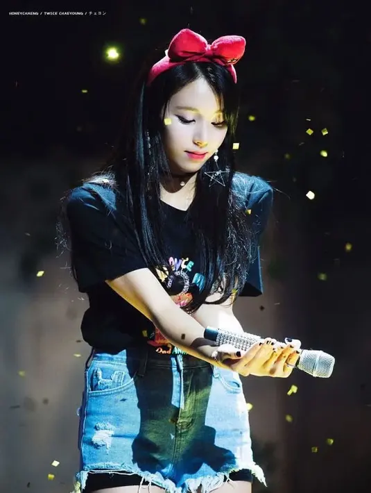 Chaeyoung TWICE tampak begitu imut saat ia hendak menadah kertas dari confetti. Bando merah yang menghiasi kepalanya pun semakin membuat Chaeyoung terlihat imut. (Foto: koreaboo.com)