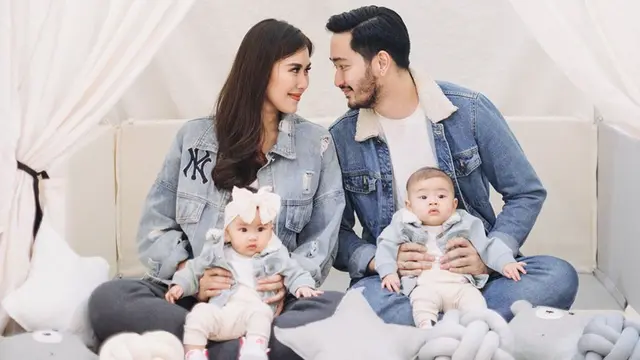 FOTO: Gaya Syahnaz Sadiqah dan Keluarga Kecilnya Pakai Baju Kembar