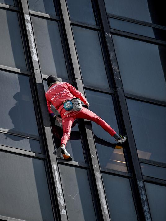 Alain Robert, pendaki bangunan pencakar langit asal Prancis memanjat Menara Montparnasse di Paris, Prancis, Rabu (12/10/2022). Alain Robert yang dikenal sebagai Spiderman Prancis itu kembali beraksi dengan memanjat Menara Montparnasse yang memiliki ketinggian 210 meter. (Bertrand GUAY/AFP)