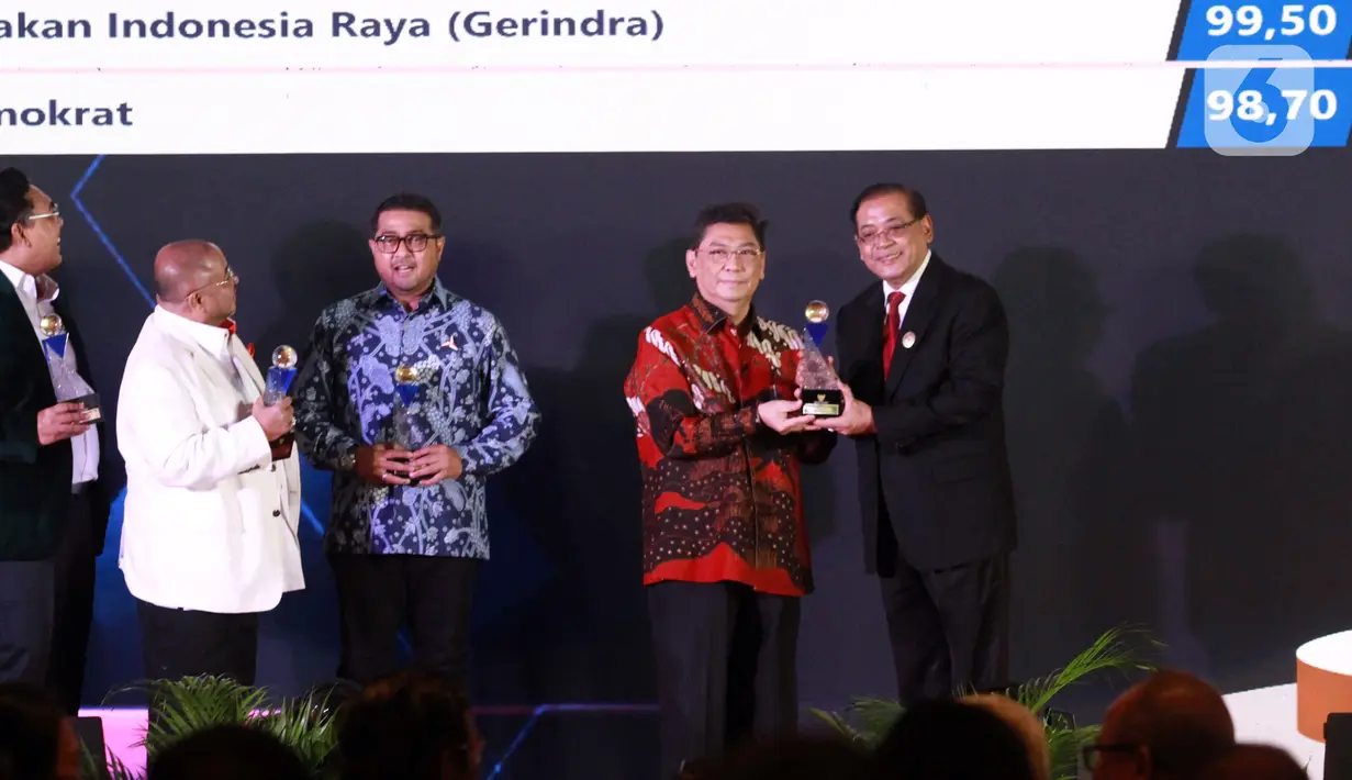 Ketua DPP PDIP Utut Adianto (kedua kanan) menerima penghargaan Anugerah Keterbukaan Informasi Publik Tahun 2022 di Tangerang, Banten, Rabu (14/12/2022). Partai Demokrasi Indonesia Perjuangan (PDIP) kembali berhasil meraih penghargaan Anugerah Keterbukaan Informasi Publik Tahun 2022 dari Komisi Informasi Pusat (KIP) RI yang diwakili oleh Ketua DPP PDIP Utut Adianto. (Liputan6.com/Johan Tallo)