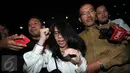 Mantan penyanyi latar, Fransisca Insani Rahesti keluar dari gedung KPK, Jakarta, Selasa (27/10/2015). Fransisca menghindari wartawan usai diperiksa KPK. (Liputan6.com/Helmi Afandi) 