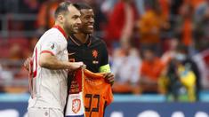 Tindakan elegan dan penuh respek dilakukan oleh Timnas Belanda dengan memberi penghormatan kepada Goran Pandev yang pensiun usai pertandingan tersebut dengan memberinya jersey Belanda dengan nama Pandev. (Foto: AFP/Pool/Koen van Weel)