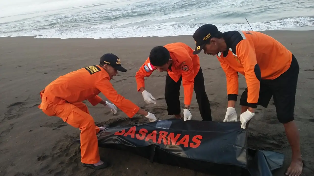 Tim SAR gabungan mengevakuasi jenazah korban tenggelam Laut Kidul, Kebumen. (Foto: Liputan6.com/Basarnas/Muhamad Ridlo)