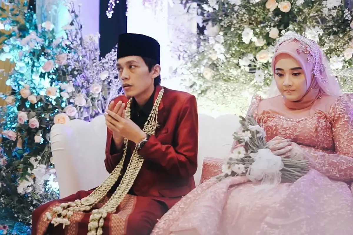 Gus Iqdam dan Ning Nila duduk di Singgasana Pengantin Laksana Raja dan Ratu (SS: YT. Gus Iqdam Official)