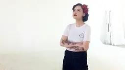 Claudia Adinda merupakan artis blasteran Inggris – Indonesia. Artis kelahiran 11 Mei 1989 ini pernah tinggal di Belanda sebelum akhirnya pindah ke Indonesia. Selalu tampil nyentrik, diketahui Claudia Adinda menyukai gaya tersebut sejak masih remaja karena terinspirasi dari musik dan film-film di era 50-an. Tak heran jika penampilan tersebut sangat identik dengan dirinya. (Liputan6.com/IG/@miss_adinda_mae)