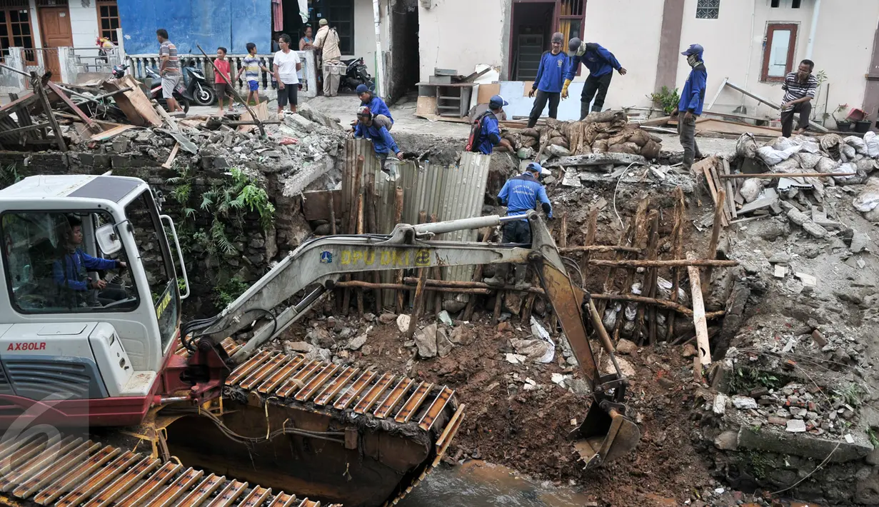 Petugas Tata Air menggunakan alat berat menambal turap yang longsor di Kalibaru, Desa Putra, Jakarta Selatan, Rabu (22/3). Selain menambal turap bocor, petugas juga mengangkat kotoran sungai agar tidak terjadi pendangkalan. (Liputan6.com/Yoppy Renato)