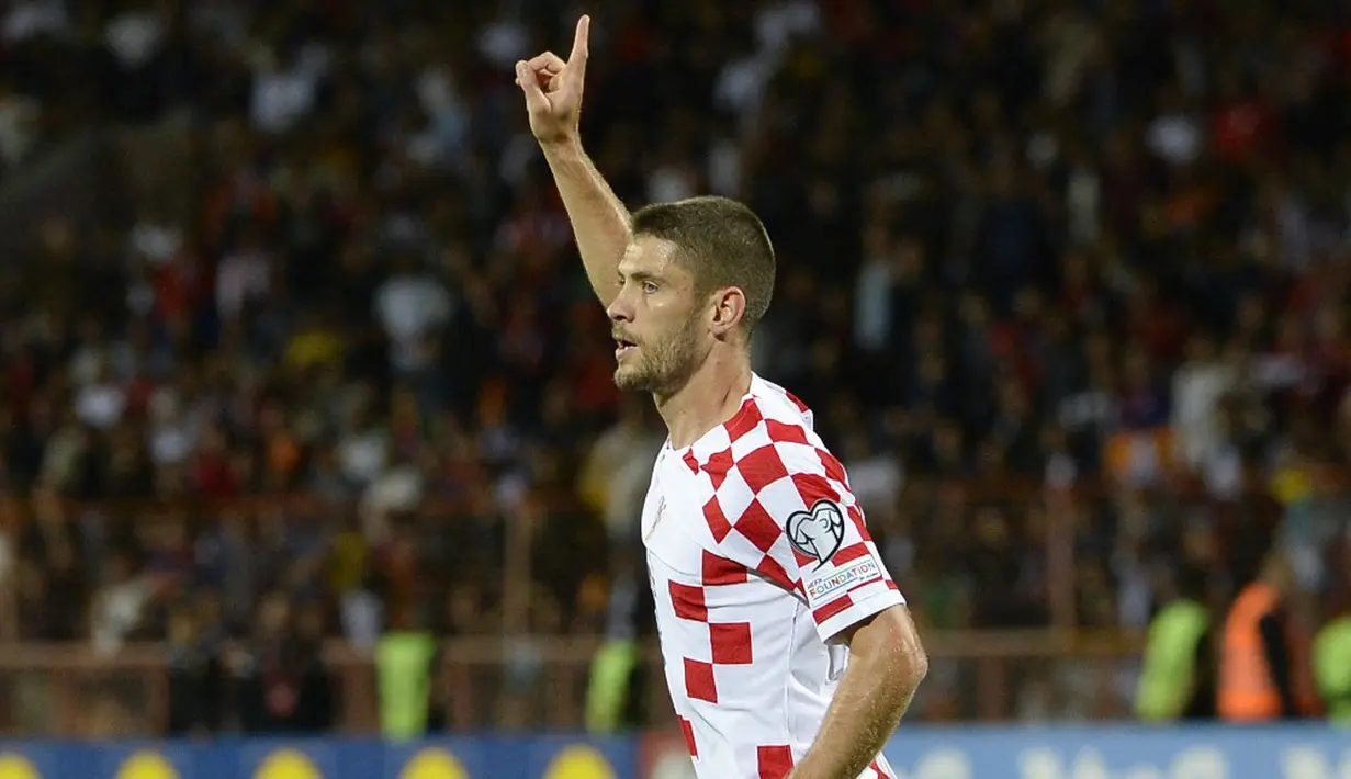 Pemain Kroasia Andrej Kramaric melakukan selebrasi usai mencetak gol ke gawang Armenia pada pertandingan sepak bola Kualifikasi Euro 2024 di Stadion Republik Vazgen Sargsyan, Yerevan, Armenia, Senin (11/9/2023). (KAREN MINASYAN/AFP)
