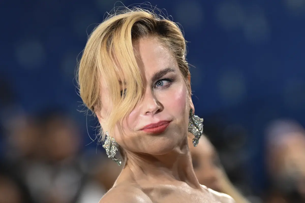 Aktris AS-Australia Nicole Kidman tiba di Met Gala 2025 di Metropolitan Museum of Art pada tanggal 5 Mei 2025, di New York. Gala tersebut menggalang dana untuk Institut Kostum Metropolitan Museum of Art. Met Gala 2025 bertema "Tailored for You," yang seja