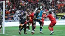 Kemelut para pemain Persija Jakarta di depan gawang Borneo FC saat laga lanjutan BRI Super League 2025/2026 di Jakarta International Stadium (JIS), Jakarta Utara, Selasa (03/03/2026). (Bola.com/M Iqbal Ichsan)