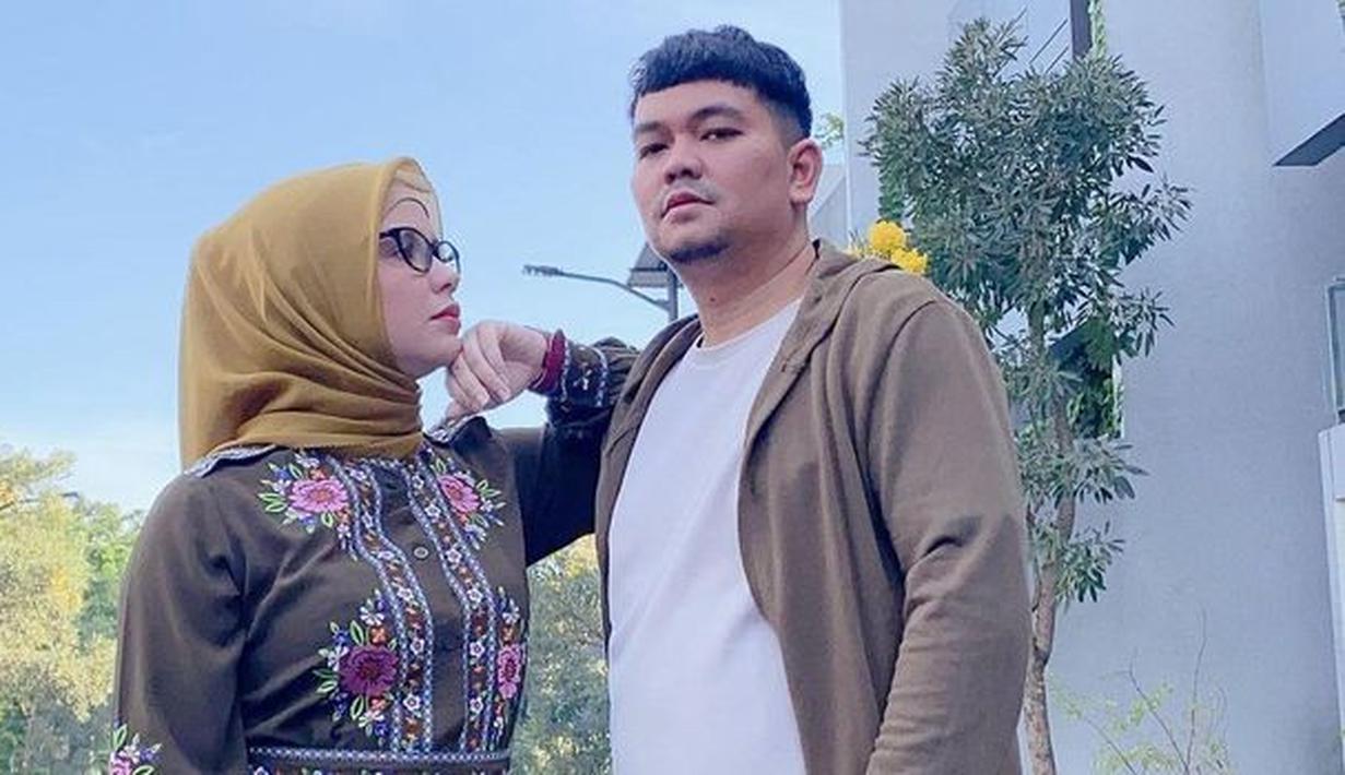 Dilihat dari laman Instagramnya, Aldila Jelita hanya menyisakan satu foto bersama Indra Bekti, yakni foto perayaan ulang tahun putrinya, Amabell Eleanor, pada 14 Februari lalu. Aldila juga mengunggah foto bersama kedua buah hatinya dengan keterangan yang mengisyaratkan dirinya berpisah dari Indra Bekti. (instagram.com/dhila_bekti)