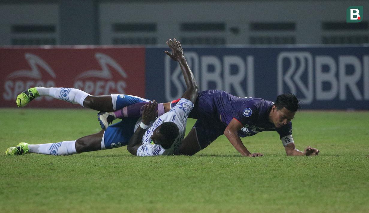 Penyerang Persib Bandung, Geofrey Wynton (kiri) bertabrakan dengan bek Persita Tangerang, Agung Prasetyo dalam laga pekan kedua BRI Liga 1 2021/2022 di Stadion Wibawa Mukti, Cikarang, Sabtu (11/09/2021). Persib menang 2-1. (Foto: Bola.com/Bagaskara Lazuardi)