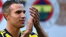 Robin van Persie menyapa suporter Fenerbahce. (AFP PHOTO/OZAN KOSE)