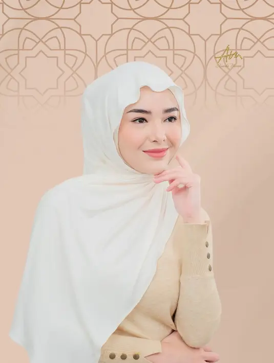 Gaya hijab yang terkesan santai dan effortless ini semakin membuat penampilannya terlihat elegan dan anggun. [@ambyamandamanopo].
