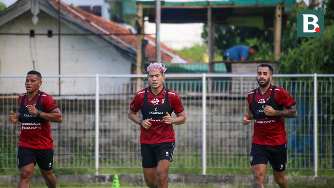 cara pemain bali united rayakan tahun baru: komang aryantara paling beda, lerby cari kado untuk cristiano