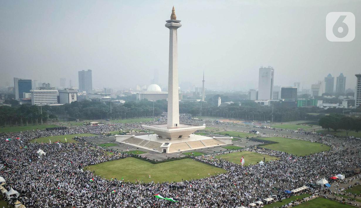Suasana Aksi Bela Palestina di Monumen Nasional (Monas), Jakarta, Sabtu (2/12/2023). Aksi tersebut bertemakan "Munajat Kubro untuk Keselamatan NKRI (Negara Kesatuan Republik Indonesia) dan Kemenangan untuk Palestina". (Liputan6.com/Angga Yuniar)