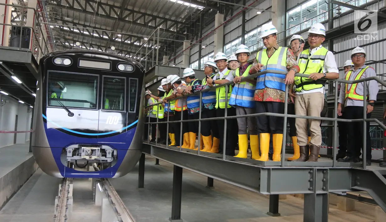 Gubernur DKI Jakarta Anies Baswedan didampingi anaknya Kaisar Baswedan dan Direktur Utama PT MRT Jakarta William Sabandar meninjau kereta Mass Rapid Transit (MRT) di Depo Lebak Bulus, Jakarta, Kamis (12/4). (Liputan6.com/Arya Manggala)