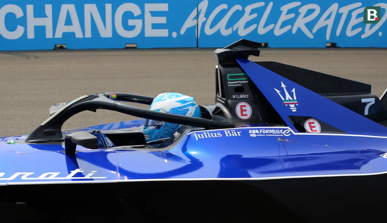 Pembalap Maserati MSG Racing, Maximilian Guenther memacu mobilnya saat sesi kualifikasi Jakarta E-Prix 2023 round-11 di Jakarta International E-Prix Circuit, Ancol, Jakarta, Minggu (04/06/2023). Gunther sukses meraih P1 setelah mengalahkan pembalap Avalanche Andretti, Jake Dennis dengan perbedaan waktu 0.585 detik. (Bola.com/Bagaskara Lazuardi)