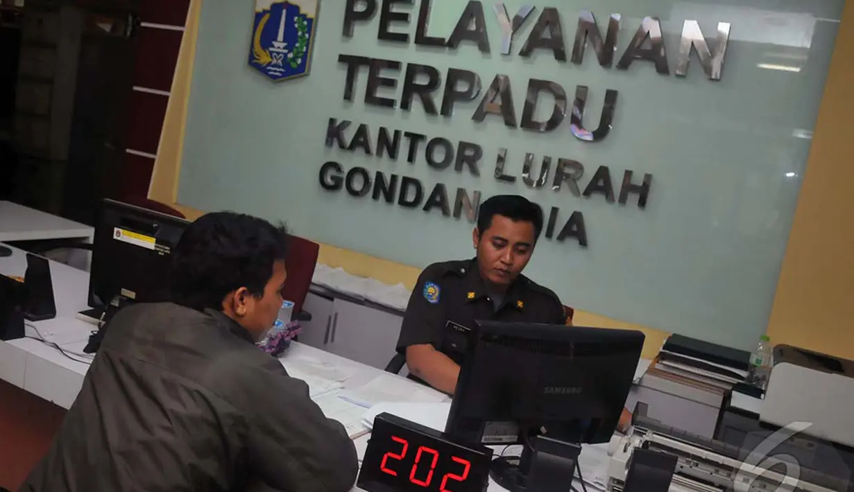 Setiap Kelurahan agar mempermudah masyarakat untuk mengurus surat - surat penting contohnya surat tanah, dan lain -lain, Jakarta, Senin (12/1/2015). (Liputan6.com/JohanTallo)
