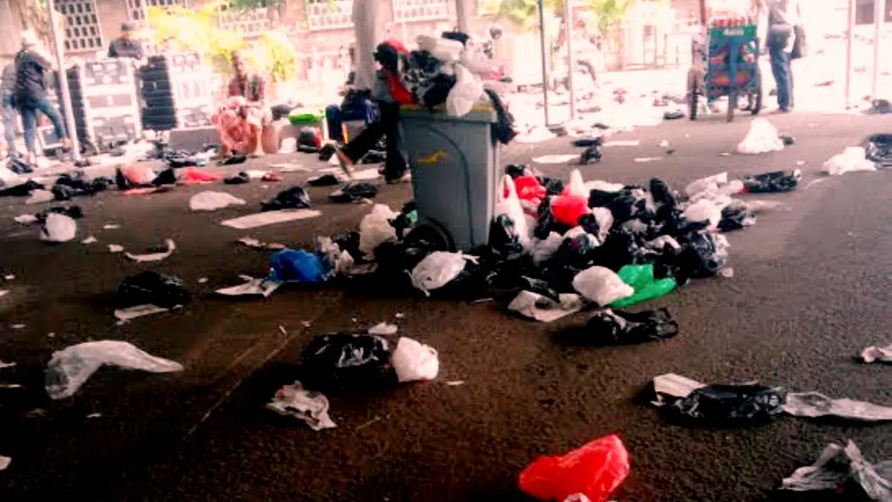 Sampah menumpuk di Istiqlal