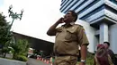 Sejumlah pegawai negeri sipil (PNS) pulang kerja di Gedung DPRD DKI, Jakarta, Selasa (10/3/2015). PNS DKI kembali harus gigit jari lantaran pembayaran tunjangan kinerja daerah (TKD) statis kembali tertunda. (Liputan6.com/Faizal Fanani)