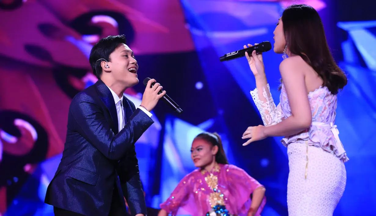 Kolaborasi romantis dalam panggung megah dan mewah itu, keduanya membawakan lagu Kesempurnaan Cinta milik Rizky. Lagu yang melambungkan nama anak komedian sule tersebut. (Adrian Putra/Bintang.com)