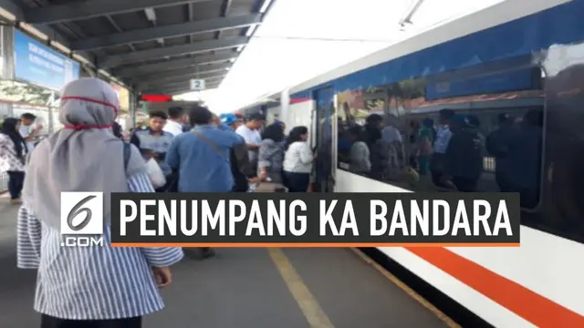 Penumpang KA Bandara Soekarno-Hatta naik 30 persen saat demo mahasiswa pada Selasa (24/9/19). Melonjaknya penumpang karena ditutupnya jalan tol Dalam Kota.
