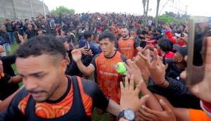 Pemain Persija Jakarta menyalami para The Jakmania yang hadir langsung memberikan dukungan jelang lawan Persib Bandung di Persija Training Ground, Bojong Sari, Depok, Jawa Barat, Jumat (9/1/2026). (Bola.com/M Iqbal Ichsan)