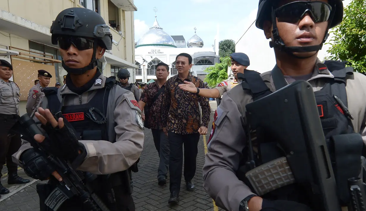 Gubernur DKI Jakarta nonaktif, Basuki Tjahaja Purnama (Ahok) dikawal polisi anti-teror meninggalkan Pengadilan Negeri (PN) Jakarta Utara, Selasa (20/12). Sebelumnya Ahok menjalani sidang kedua kasus dugaan penistaan. (REUTERS/Adek BERRY/Pool)