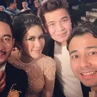 Raffi Ahmad foto bersama dengan Syahnaz Sadiqah dan Jeje Govinda serta Billy Syahputra (Instagram/@raffinagita1717)