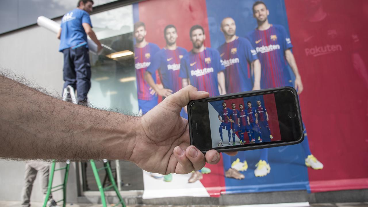 Sosok Neymar menghilang pada poster baru Barcelona yang baru dipasang, Rabu (2/8/2017). Kehadirannya sebelumnya terlihat dari foto yang diabadikan melalui telepon genggam. 