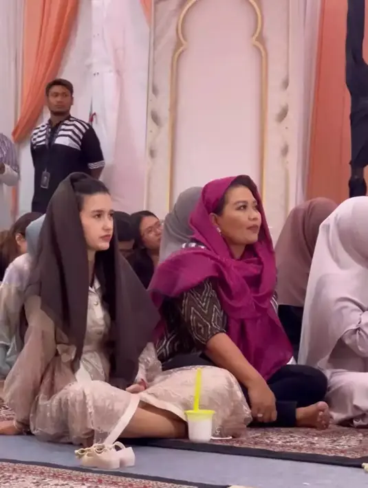 Sarah Menzel calon pendamping Azriel tampil kenakan dress cokelat dipadukan dengan kerudung warna senada yang menutupi rambutnya. [Instagram/@thr__group]