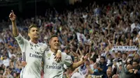 Penyerang Real Madrid Cristiano Ronaldo merayakan golnya ke gawang Atletico Madrid bersama Lucas Vazquez. (CURTO DE LA TORRE / AFP)