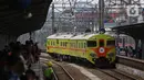 Memeriahkan perayaan 100 tahun operasional Kereta Rel Listrik (KRL) di Indonesia, KAI Commuter menghadirkan parade rangkaian KRL yang pernah dan akan beroperasi di wilayah Jakarta, Bogor, Depok, Tangerang dan Bekasi (Jabodetabek). (Liputan6.com/Angga Yuniar)