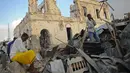 Suasana usai bom mobil kembar mengguncang Ibu Kota Mogadishu, Somalia, Sabtu (24/2). Sebanyak 18 orang tewas dalam serangan tersebut. (Mohamed ABDIWAHAB/AFP)