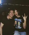 Meski malu-malu naik ke atas panggung, Anya tetap bernyanyi bersama NOAH. Anya tampil kasual dengan t shirt hitam. (@anyageraldine)