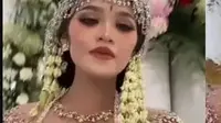 Wanita Rias Wajah Sendiri Jadi Pengantin Sunda Tanpa Jasa MUA, Hasilnya Tuai Pujian.&nbsp; foto: TikTok @aurell_wedding