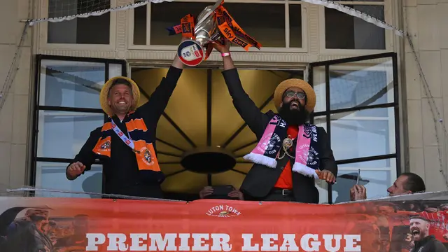 Foto: Segel Tiket Terakhir Promosi ke Liga Inggris, Luton Town Dapatkan Sambutan Meriah dari Para Pendukungnya