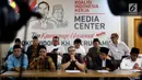 Jubir TKN dan Direktur Relawan Jokowi-Ma'ruf Amin, Razman Nasution (tengah) dan Maman Imanulhaq (dua kanan) mendampingi Eks 212 saat memberi keterangan pers di Rumah Cemara, Jakarta, Kamis (11/10). (Liputan6.com/JohanTallo)