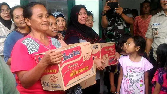 Wajah sumringah pengungsi banjir yang menerima bantuan. (Foto: Liputan6.com/Muhamad Ridlo)